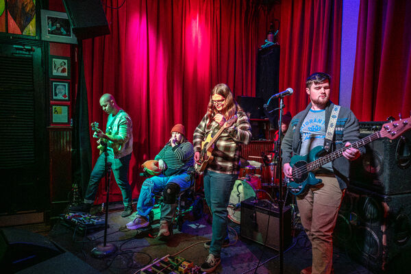 5 Piece Band, 1 Piece Stage