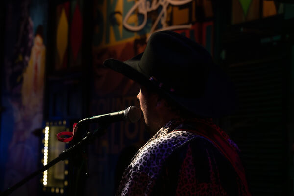 Cowboy Hat Singer, Bar