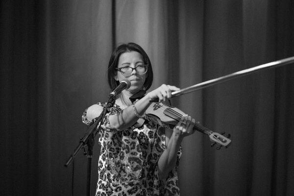 Poised to Fiddle & Sing