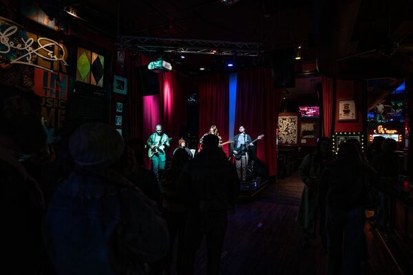 Stokelys Play the Bar